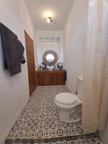 a bathroom with a toilet and a mirror at Maison 3 chambres in Granada