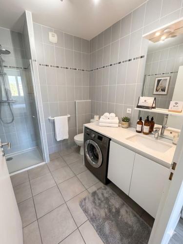 Beautiful modern 1-bedroom apartment with terrace