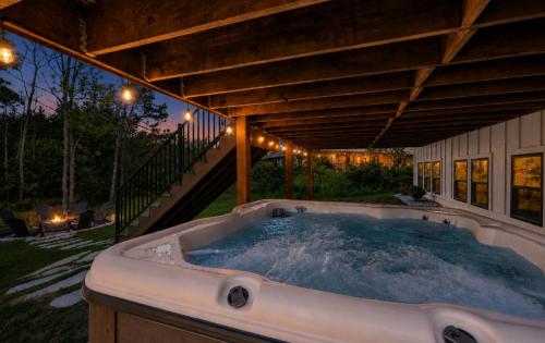a jacuzziificialificialificialificialificialificialificialificialificialificialificial at Four Sisters Cottage- Walk to Sister Bay, Fireplace, Ping Pong & More in Sister Bay