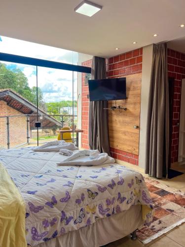 a bedroom with a bed and a large window at Pousada Martins Turismo in Carolina