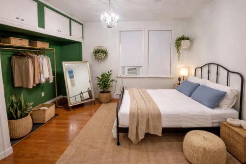 a bedroom with a bed and a green wall at Cerca de Nueva York, Confortable in West New York