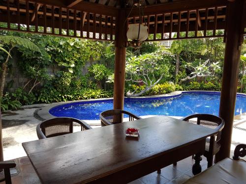 La alberca dentro o cerca de Jos & Hanny Homestay