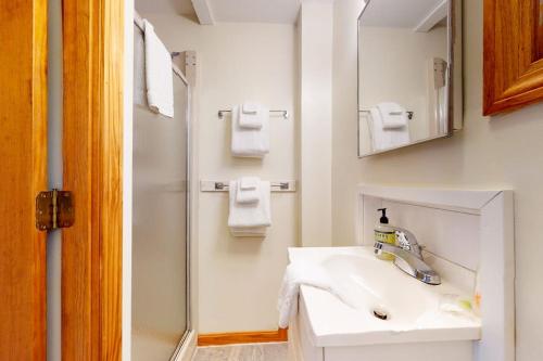 ein Badezimmer mit Waschbecken und Spiegel in der Unterkunft Let's Bay Together in Ossipee