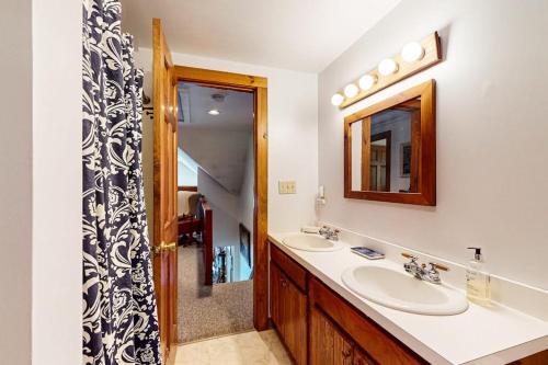 a bathroom with two sinks and a mirror at Moose & Red Fox Retreat in Denmark