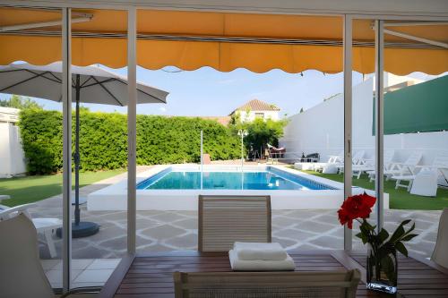 Chalet de Lujo con Piscina Privada cerca de Sevilla