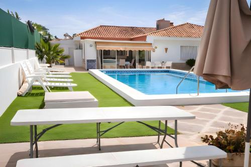 Chalet de Lujo con Piscina Privada cerca de Sevilla