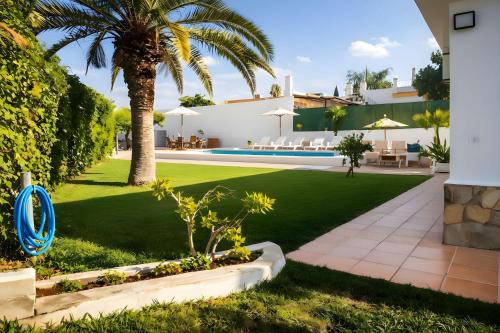 Chalet de Lujo con Piscina Privada cerca de Sevilla