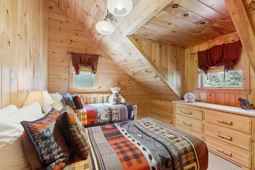 a bedroom with two beds in a log cabin at The Den In Franconia in Franconia