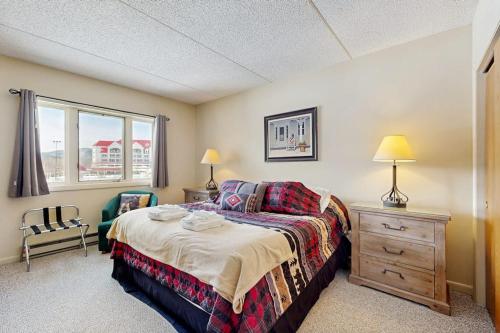 a bedroom with a bed and a chair and a window at Sunset Peak at Rivergreen in Lincoln