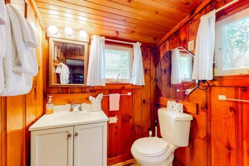 a bathroom with a toilet and a sink at Big Cottage in York