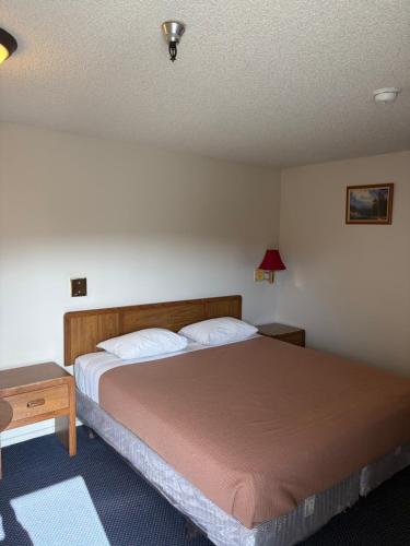 a bedroom with a large bed and a table at Townhouse Motel- Alhambra-South Pasadena-San Marino in Alhambra