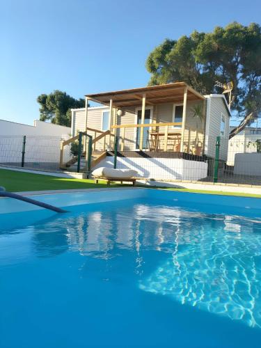 Chalet con piscina cerca de la playa