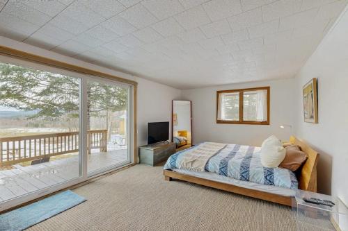 a bedroom with a bed and a large window at The Prospect House in Bethlehem