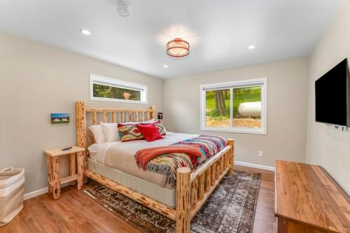a bedroom with a bed and a flat screen tv at Lake Dreams in Lakeside