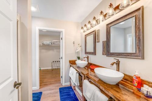 a bathroom with two sinks and a mirror at Lake Time in Lakeside