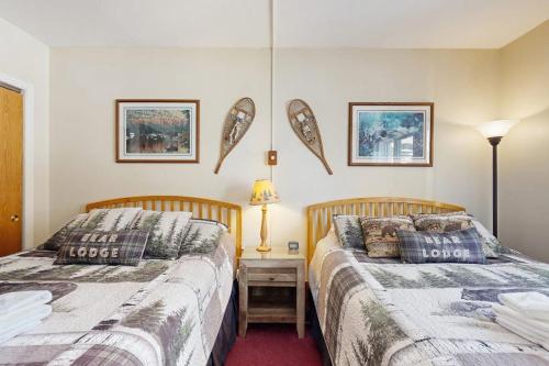 two beds sitting next to each other in a bedroom at Alpine Retreat Efficiency at Rivergreen in Lincoln