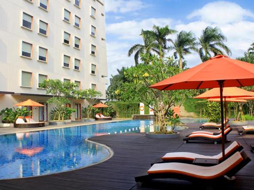Bazén v ubytování HARRIS Hotel Sentul City Bogor nebo v jeho okolí