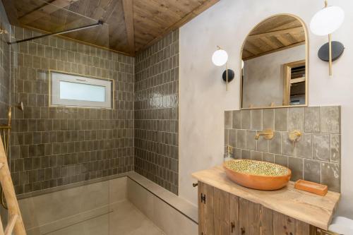 a bathroom with a sink and a shower at A Házikó in Balatonederics
