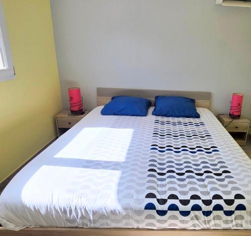 Le Barcarès - gîte "Carlit" climatisé 2 chambres pour 6 personnes, à 10 mns à pied de la plage et du village de Noël, avec place de parking