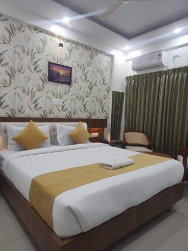 a bedroom with a large bed with a wall at Sri Sai Comforts Manyata Tech Park in Bangalore