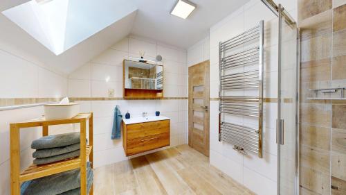 a bathroom with a sink and a shower at Apartmány Nová Oleška in Huntířov