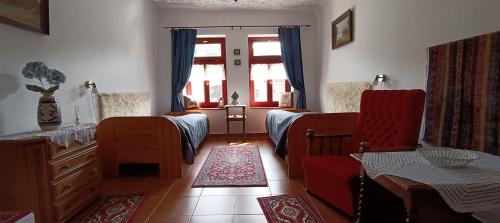 a living room with two beds and a window at Casa Szatina in Kishajmás
