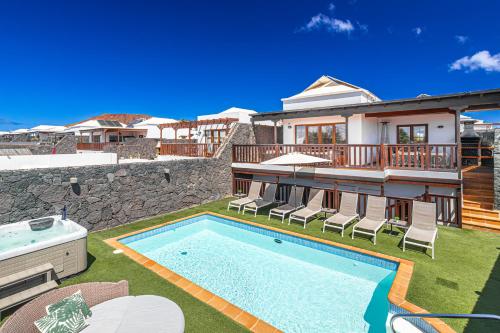 Villa Penguina Playa Blanca - 5 Bedroom - Hot Tub - Heated Pool