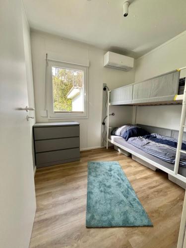 a bedroom with two bunk beds and a rug at Tiny house am Wald eingezäunt in Meißendorf