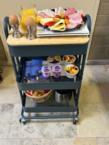 a food cart with food on top of it at Toezens in Ingelmunster
