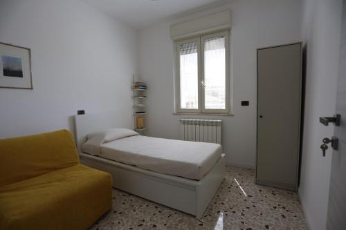 a small bedroom with a bed and a window at La Genziana - villino con parcheggio privato in Popoli
