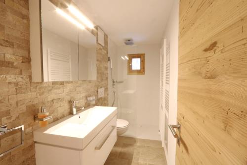 サンモリッツにあるアパートメンツ ディムレイのバスルーム(白い洗面台、トイレ付)