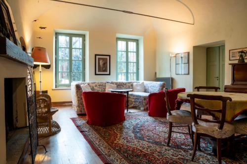 a living room with a couch and a table at Casa Giulia in Castagnole Lanze