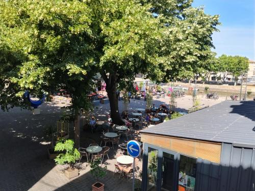 an overhead view of a park with a tree and tables at Studio UN Hagoort in Agde