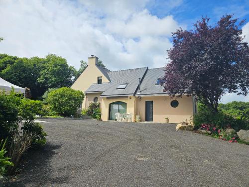 a large white house with a driveway at les Arômes in Locronan