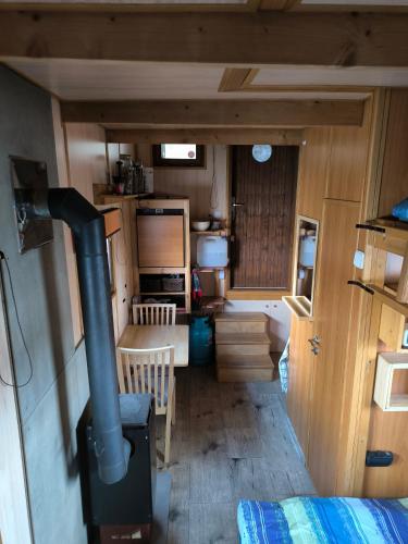 a small room with a stove in a trailer at Hausbót Slapy in Dublovice