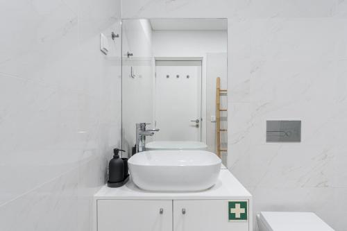 Bright & Cozy Almada Apartment - Central Porto