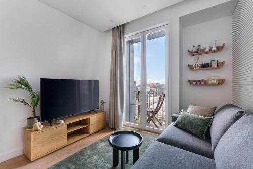 Bright & Cozy Almada Apartment - Central Porto
