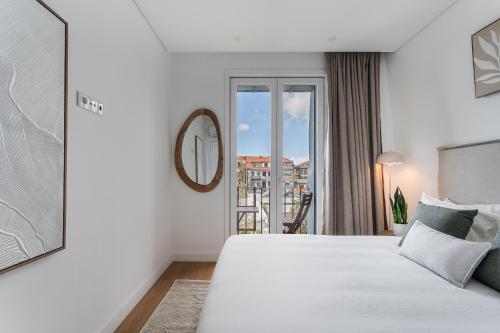 Bright & Cozy Almada Apartment - Central Porto