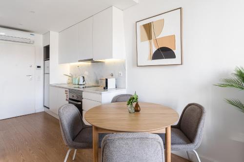 Bright & Cozy Almada Apartment - Central Porto