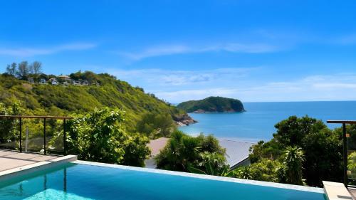 ein Swimmingpool mit Blick auf das Meer in der Unterkunft yume17 - Sea View pool Villas & 1BD, Studios in Chaloklum