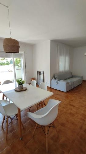 a living room with a table and chairs and a bed at Ca la Torreta in Torredembarra