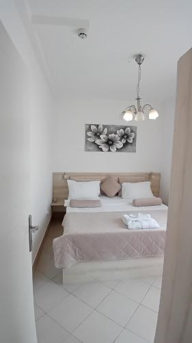 a bedroom with two beds and a painting on the wall at WING 3 apartman ,,BC ,, in Jagodina
