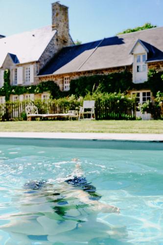 two images of a house and a swimming pool at Maison Hyacinthe in Saint-Pierre-Langers