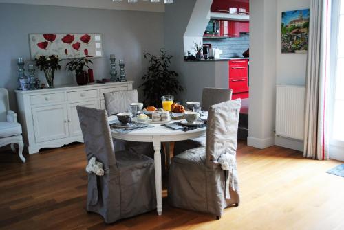 une cuisine avec une table et des chaises avec de la nourriture. dans l'établissement LE RELAIS DU BON'EURE, à Évreux