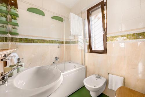 GUEST HOUSE MAGNOLIA, Centro-Nord di Roma - Stadio Olimpico, Foro Italico, Policlinico Gemelli, Università Cattolica, Musei Vaticani, San Pietro - Parcheggio Gratuito - Servizio Navetta Aeroportuale su Richiesta