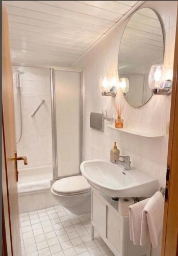 a white bathroom with a sink and a shower at Pension Rose-Monteurzimmer & Ferienzimmer - Bodensee-Selbstversorger mit Küchen, Parken & Kaffee & Wlan frei in Ravensburg