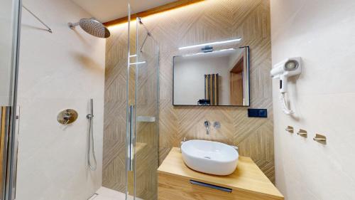 a bathroom with a sink and a shower at Willa Magiera - widok na Trzy Korony in Sromowce Niżne