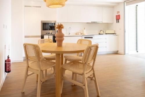 Modern Seaview Apt with Pool, 15 mins walk from beach
