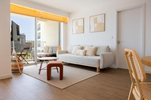 Modern Seaview Apt with Pool, 15 mins walk from beach
