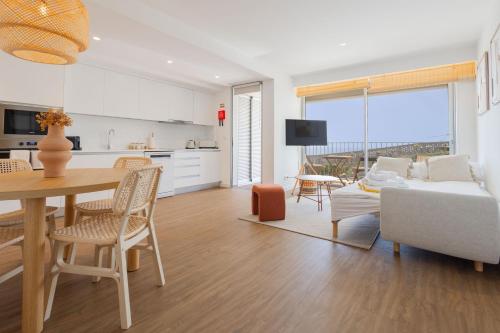 Modern Seaview Apt with Pool, 15 mins walk from beach